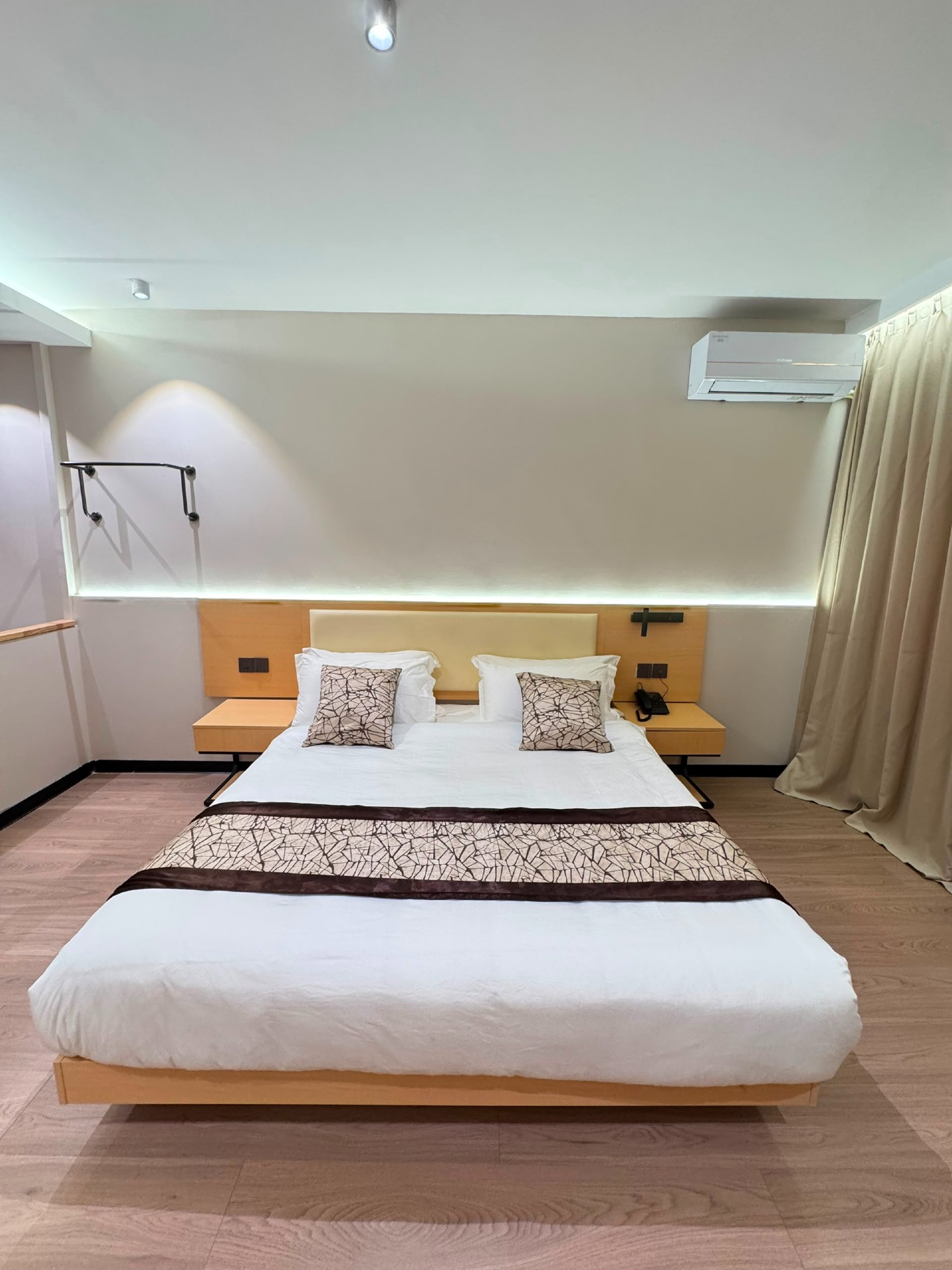 Room image 3